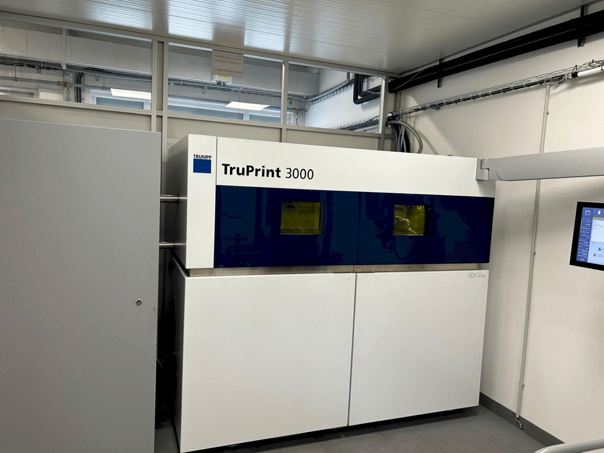 Čelní pohled  na TRUMPF TruPrint 3000  stroj