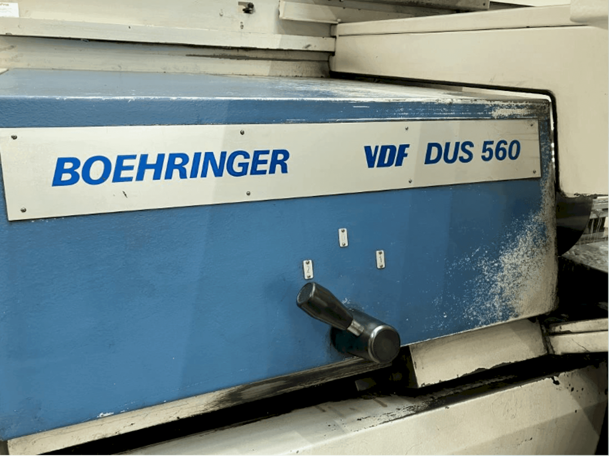 Čelní pohled  na BOEHRINGER VDF DUS 560  stroj