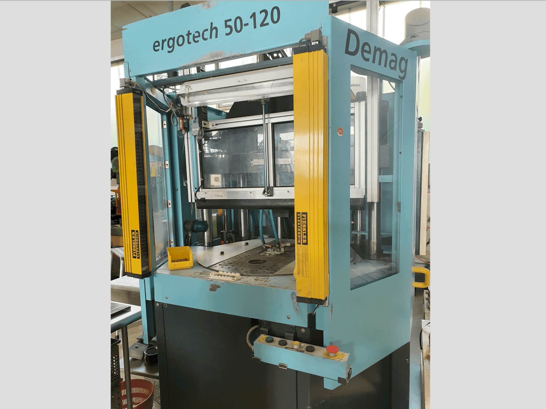 Čelní pohled  na DEMAG Ergotech 50-120  stroj