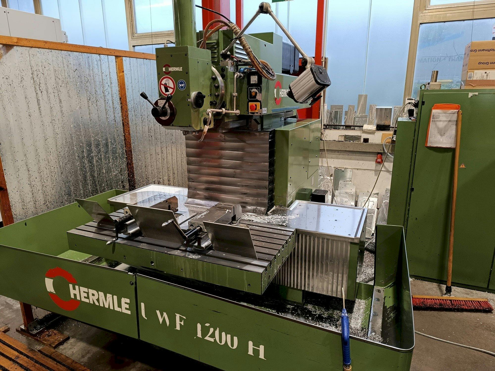 Čelní pohled  na HERMLE UWF1200  stroj