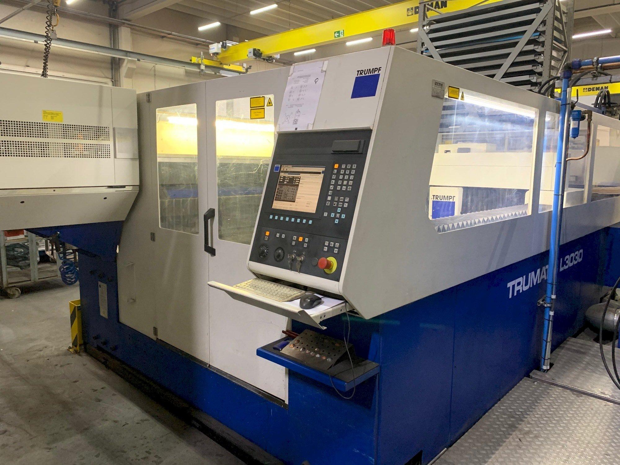 Čelní pohled  na Trumpf Trumatic L3030 4kW + Liftmaster  stroj