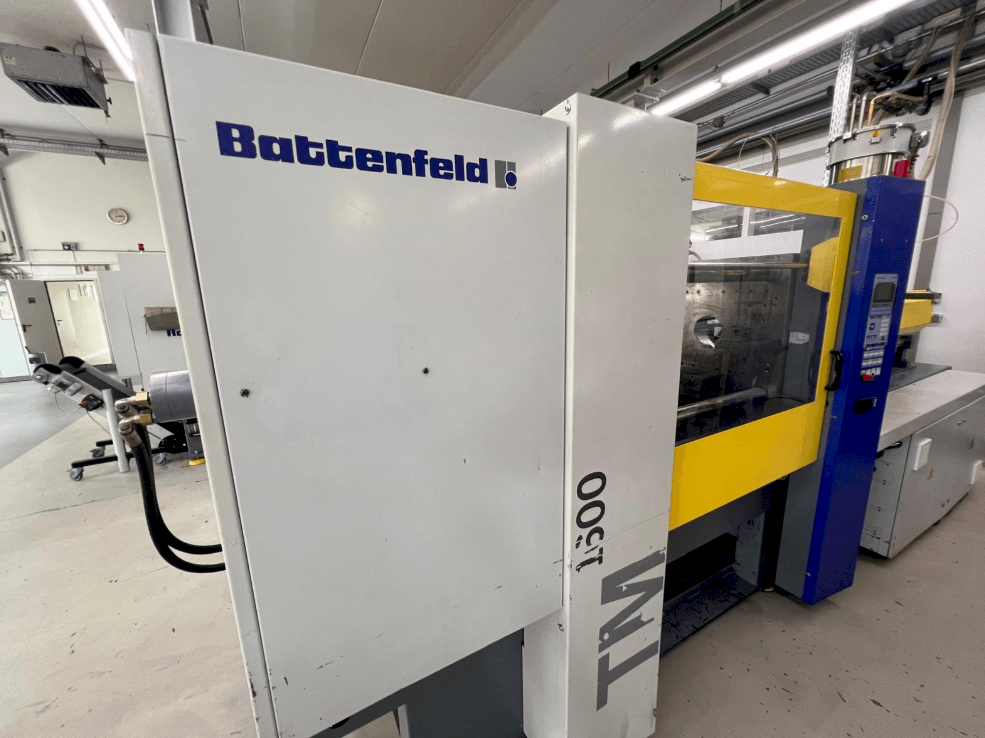 Čelní pohled  na Battenfeld TM 1600/1000  stroj
