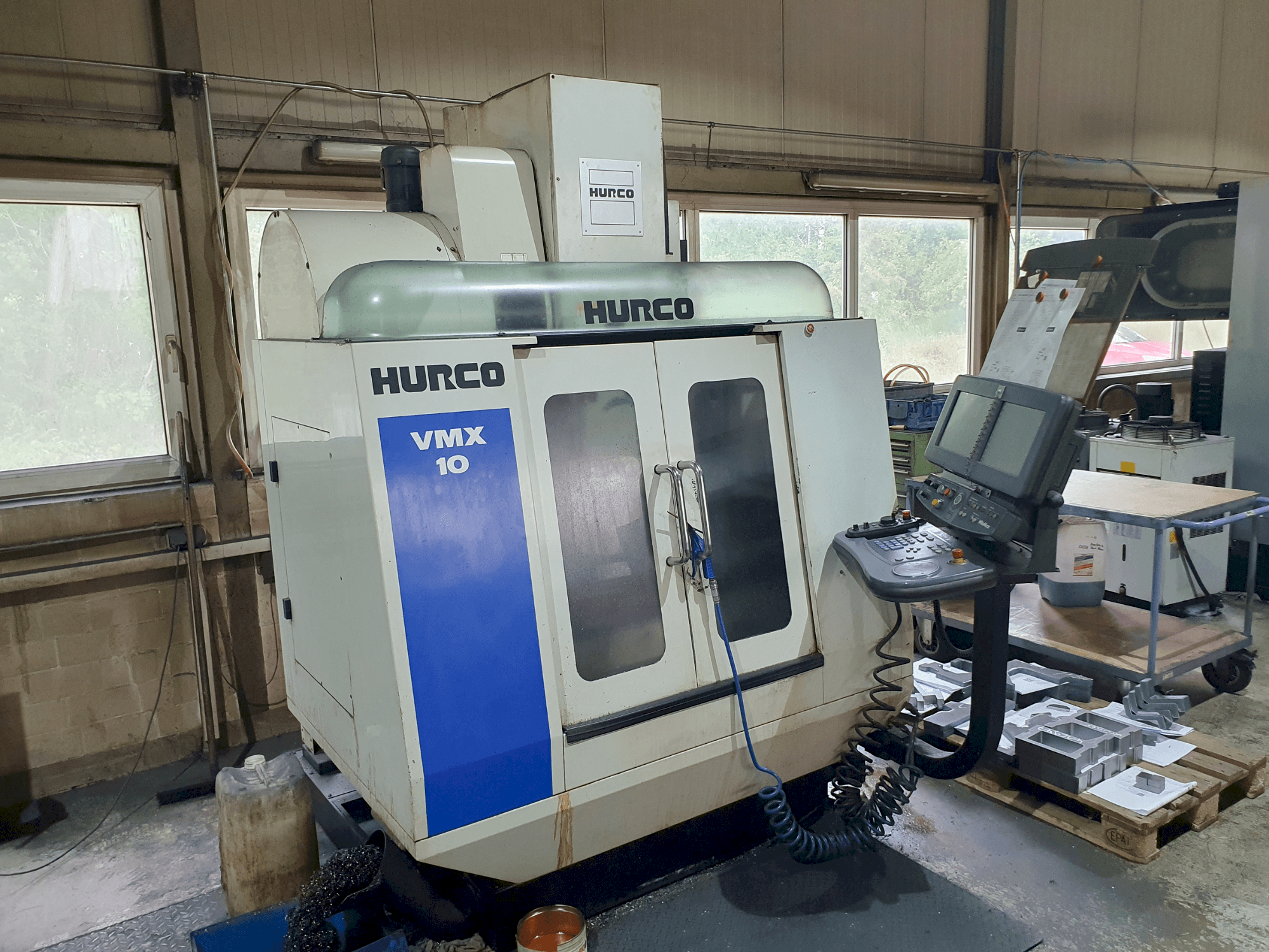 Čelní pohled  na Hurco VMX10 (2011)  stroj