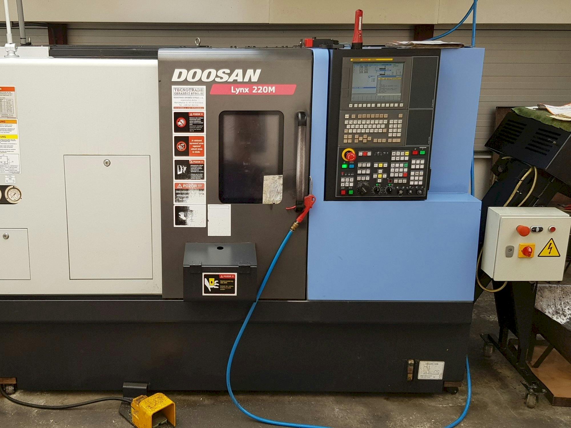 Čelní pohled  na Doosan Lynx 220 MA  stroj