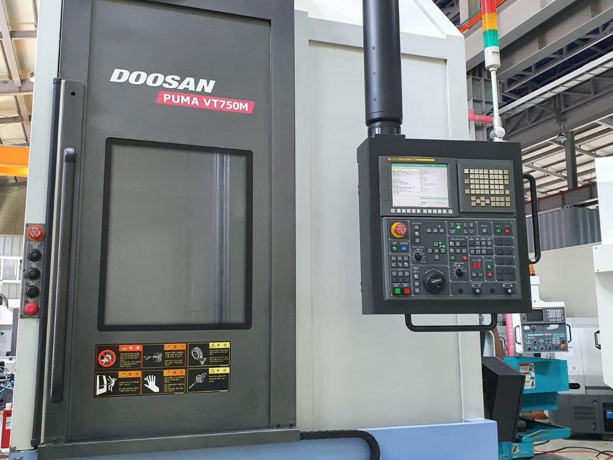 Čelní pohled  na Doosan Puma VT750M  stroj