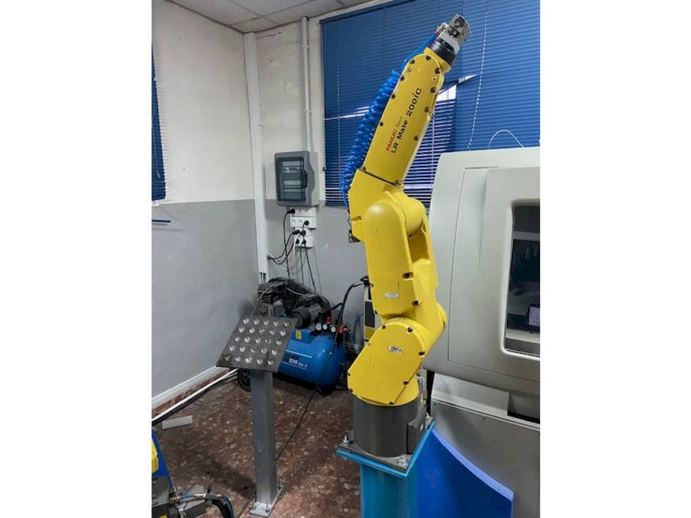 Čelní pohled  na FANUC LR MATE 200 ic  stroj