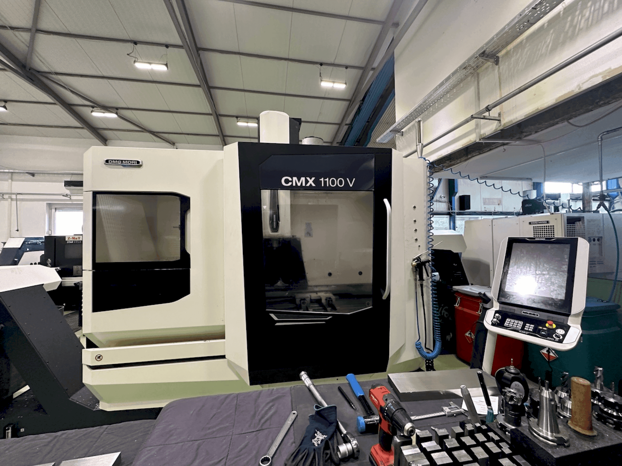 Čelní pohled  na DMG MORI CMX 1100 V  stroj