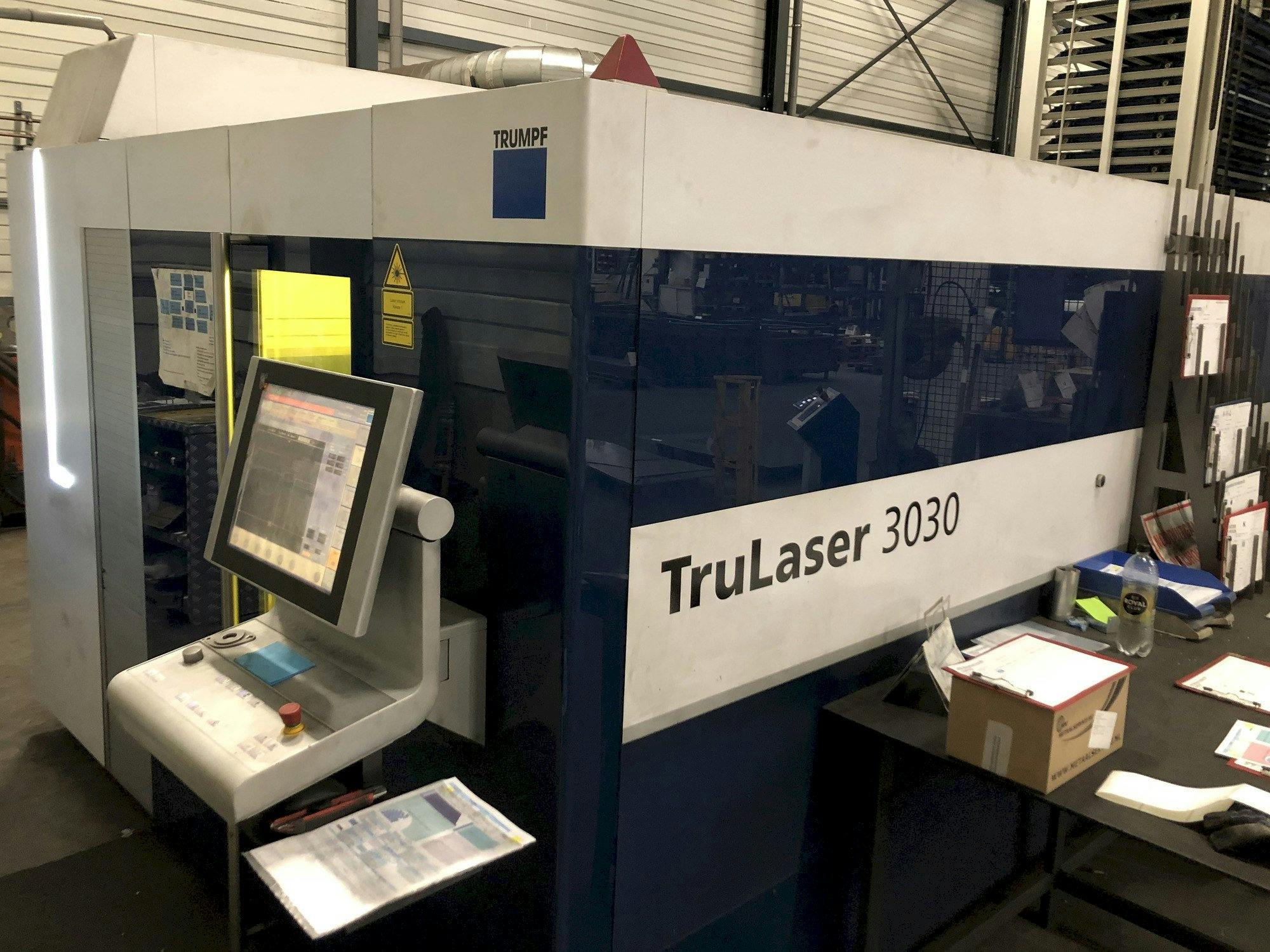 Čelní pohled  na Trumpf TruLaser 3030 fiber  stroj