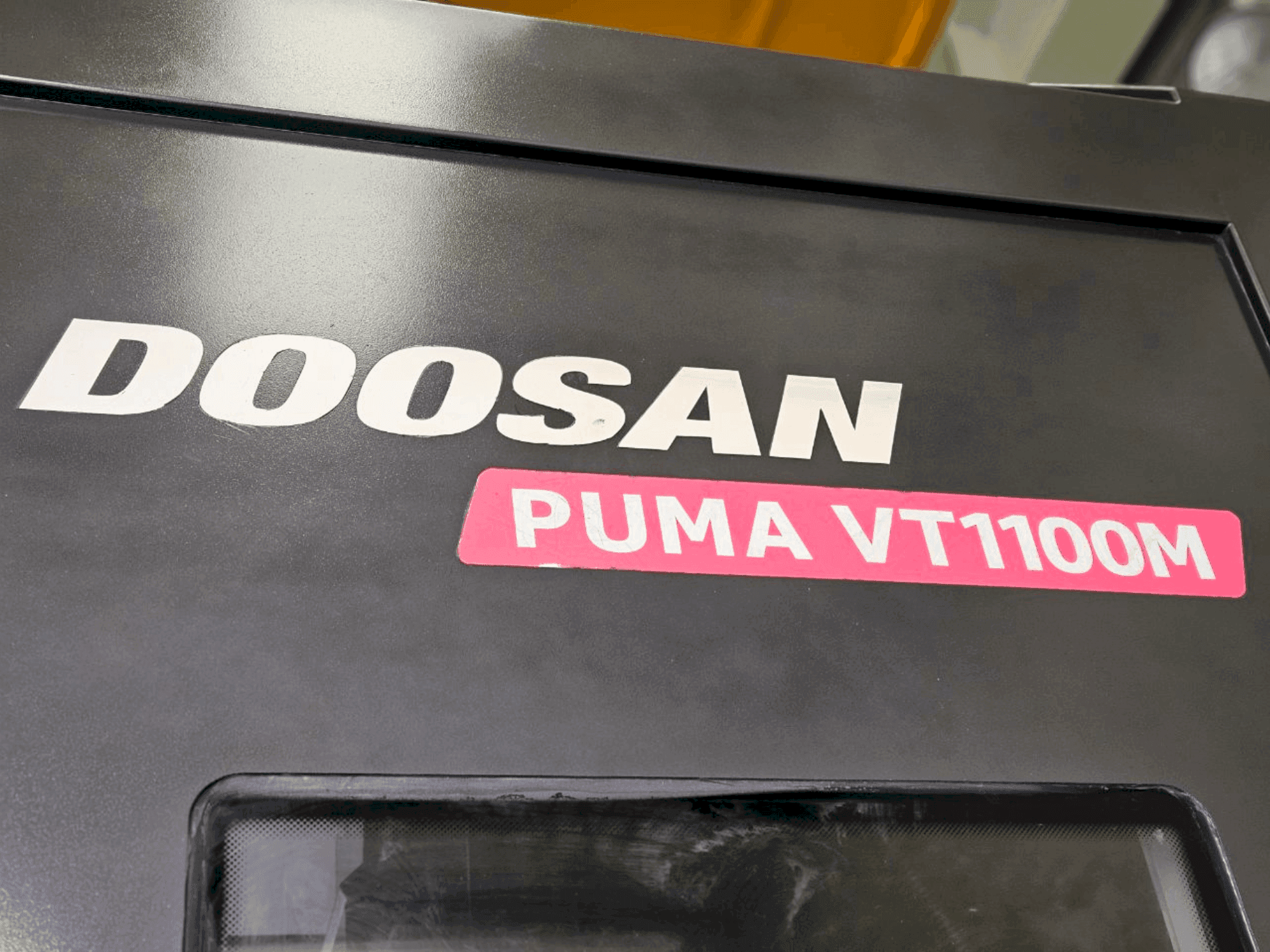 Čelní pohled  na DOOSAN VT1100M  stroj