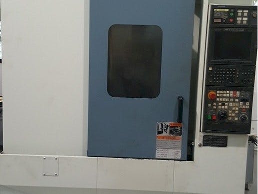 Čelní pohled  na MORI SEIKI Accumill 4000  stroj