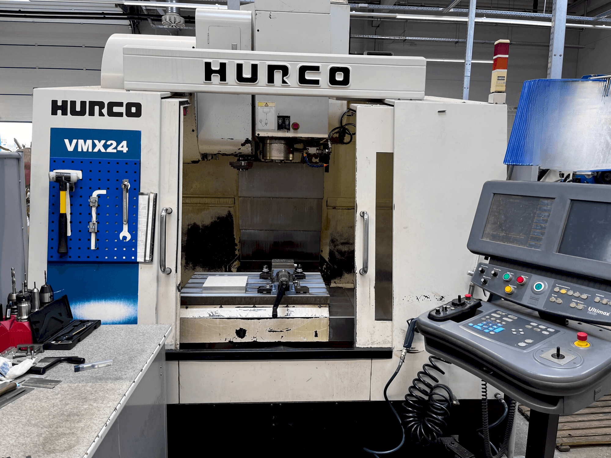 Čelní pohled  na Hurco VMX 24  stroj
