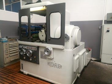 Čelní pohled  na Reishauer NZA  stroj
