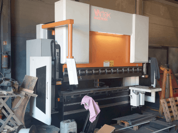 Čelní pohled  na VARTEK BasicForm 2600 / 135 CNC  stroj