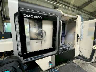 Čelní pohled  na DMG MORI DMC 650 V  stroj