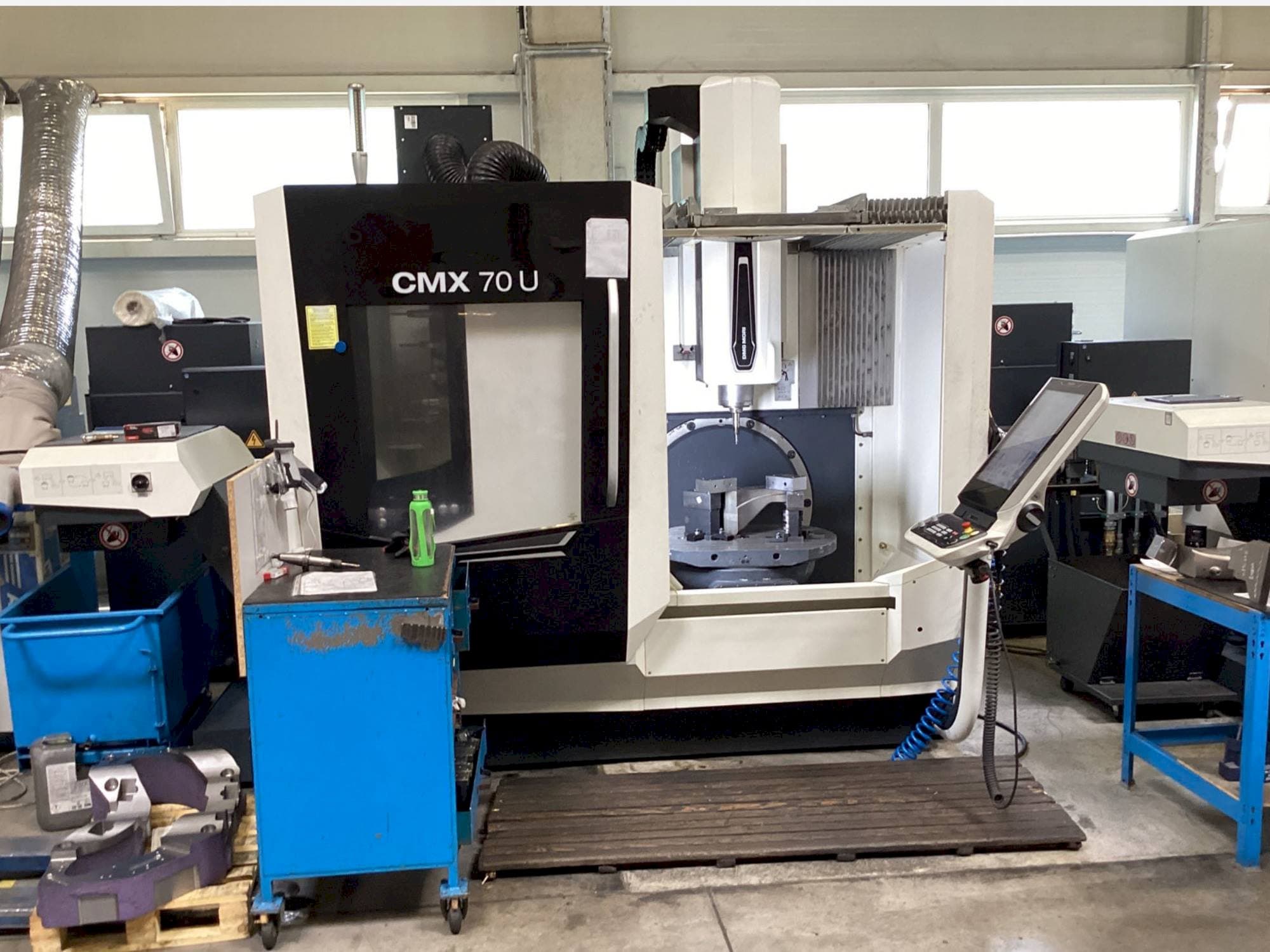 Čelní pohled na DMG MORI CMX 70U stroj