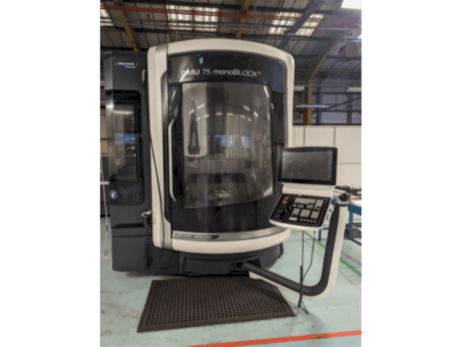 Levý boční pohled na DMG MORI DMU 75 Monoblock stroj